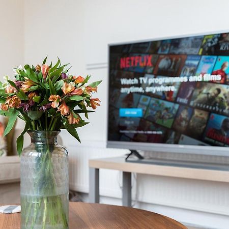 Heart Of Ealing Apartment With Garden 런던 외부 사진