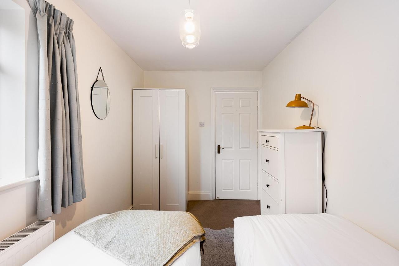 Heart Of Ealing Apartment With Garden 런던 외부 사진