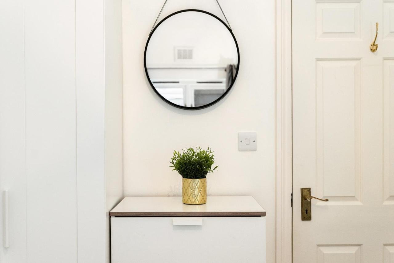 Heart Of Ealing Apartment With Garden 런던 외부 사진