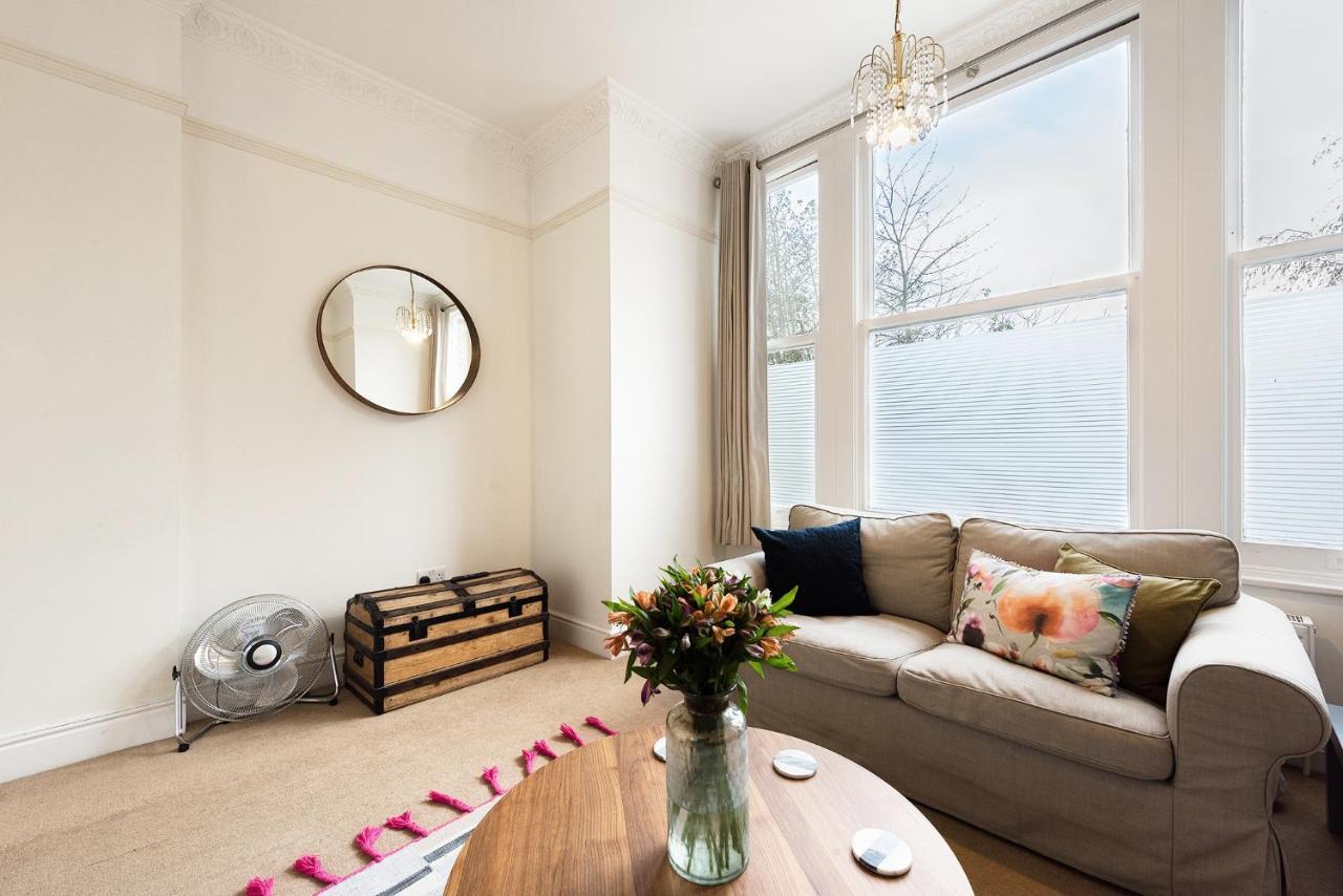 Heart Of Ealing Apartment With Garden 런던 외부 사진